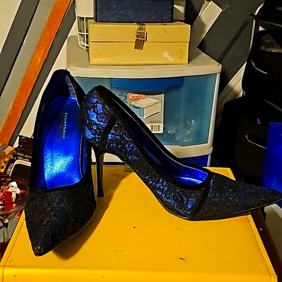 New Designer Shoes, Dangerous, Sz 8, Blue & Black Floral Lace Design, Pointy Toe - Picture 7 of 11